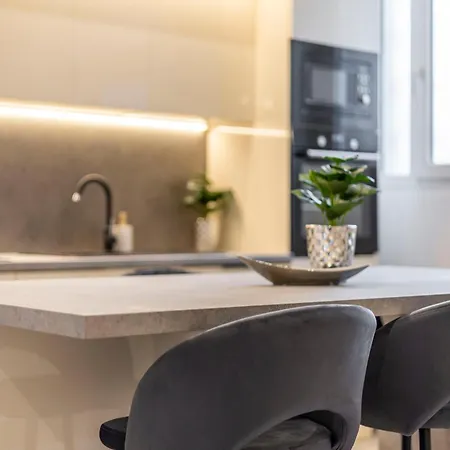 Luxury & Classy With 3bedrm, 2bathrm Budapest