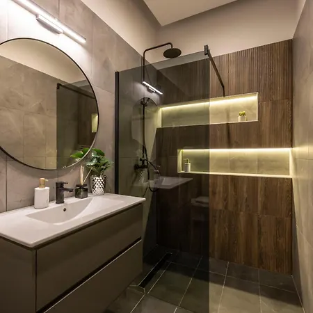 Luxury & Classy With 3bedrm, 2bathrm *