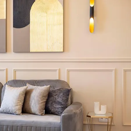 Luxury & Classy With 3bedrm, 2bathrm *