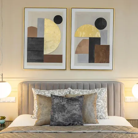 Apartment Luxury & Classy With 3bedrm, 2bathrm *