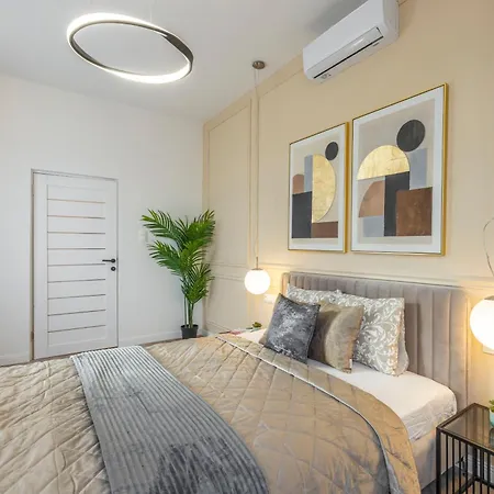 Luxury & Classy With 3bedrm, 2bathrm Apartment *