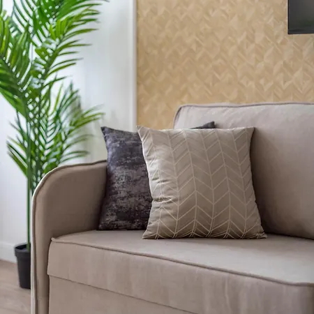 Luxury & Classy With 3bedrm, 2bathrm