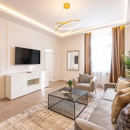 Luxury & Classy With 3bedrm, 2bathrm Apartment