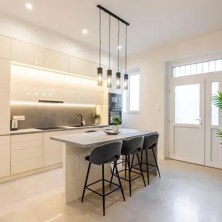 Apartment Luxury & Classy With 3bedrm, 2bathrm