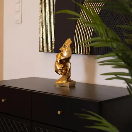 Luxury & Classy With 3bedrm, 2bathrm Apartment Budapest