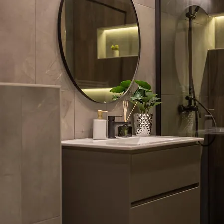 Apartment Luxury & Classy With 3bedrm, 2bathrm *