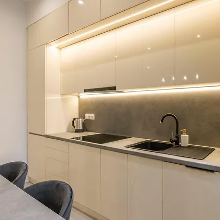 Apartment Luxury & Classy With 3bedrm, 2bathrm