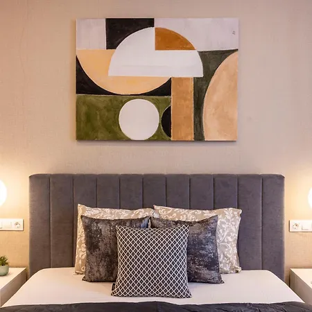 Luxury & Classy With 3bedrm, 2bathrm * Budapest